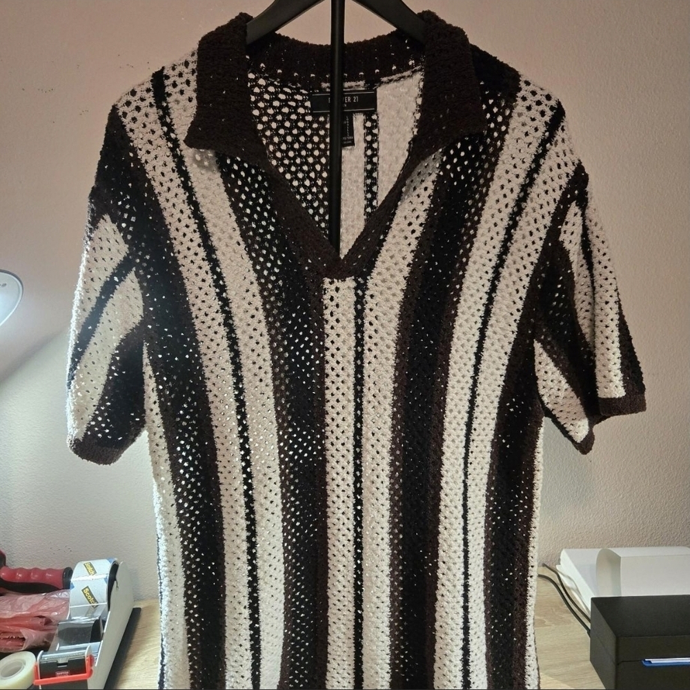 Forever 21 Men's V-Neck Sweater in Black and White